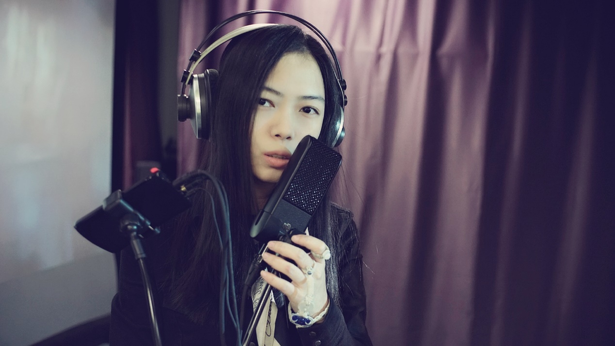 唱歌直播用话筒和耳机就可以吗,唱歌直播用音箱好还是不用好