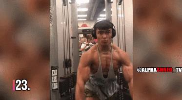 肌肉猛男展示腹肌胸肌,肌肉男八块腹肌和强壮的胸肌