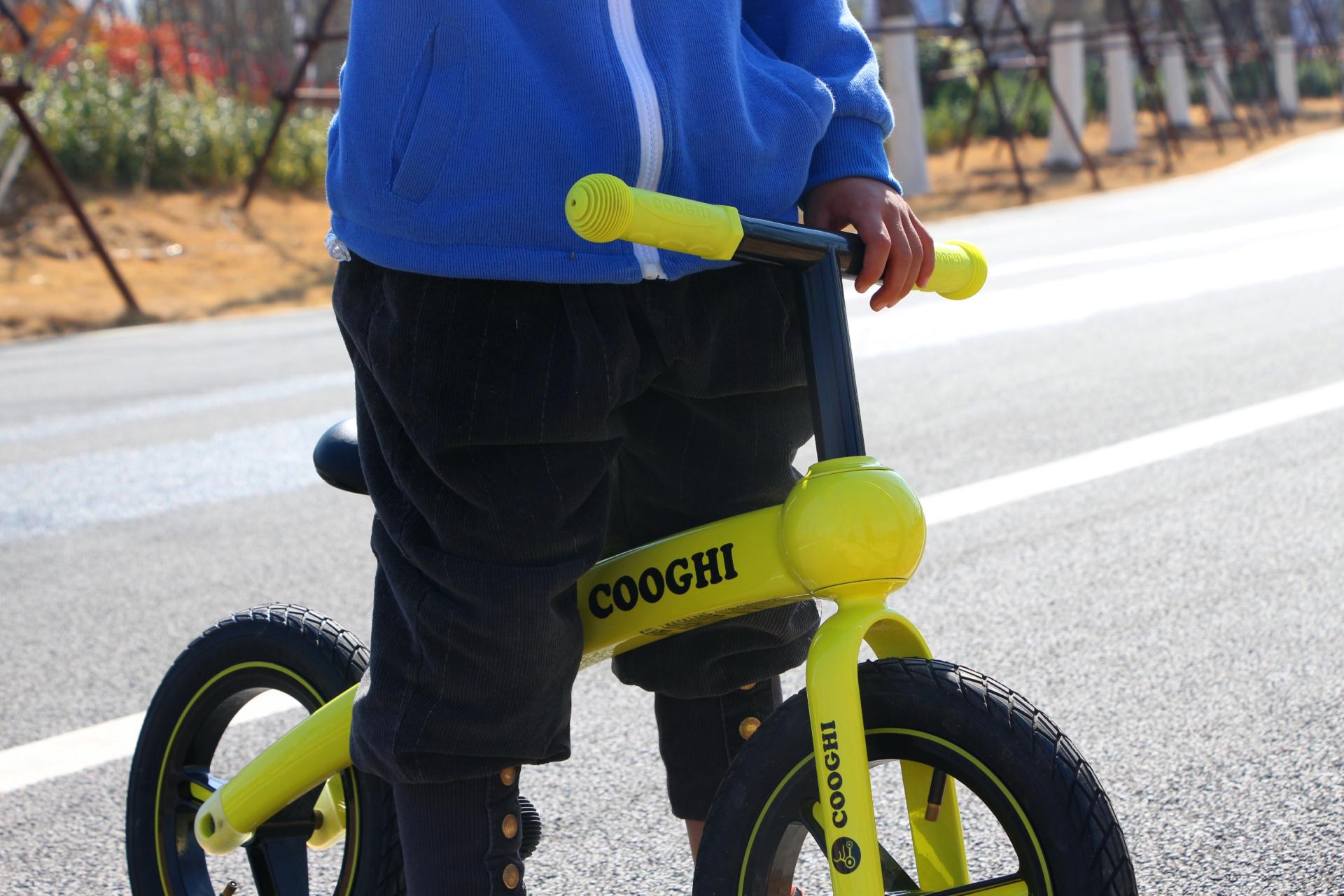 萌娃骑平衡车的视频,萌娃运动平衡车