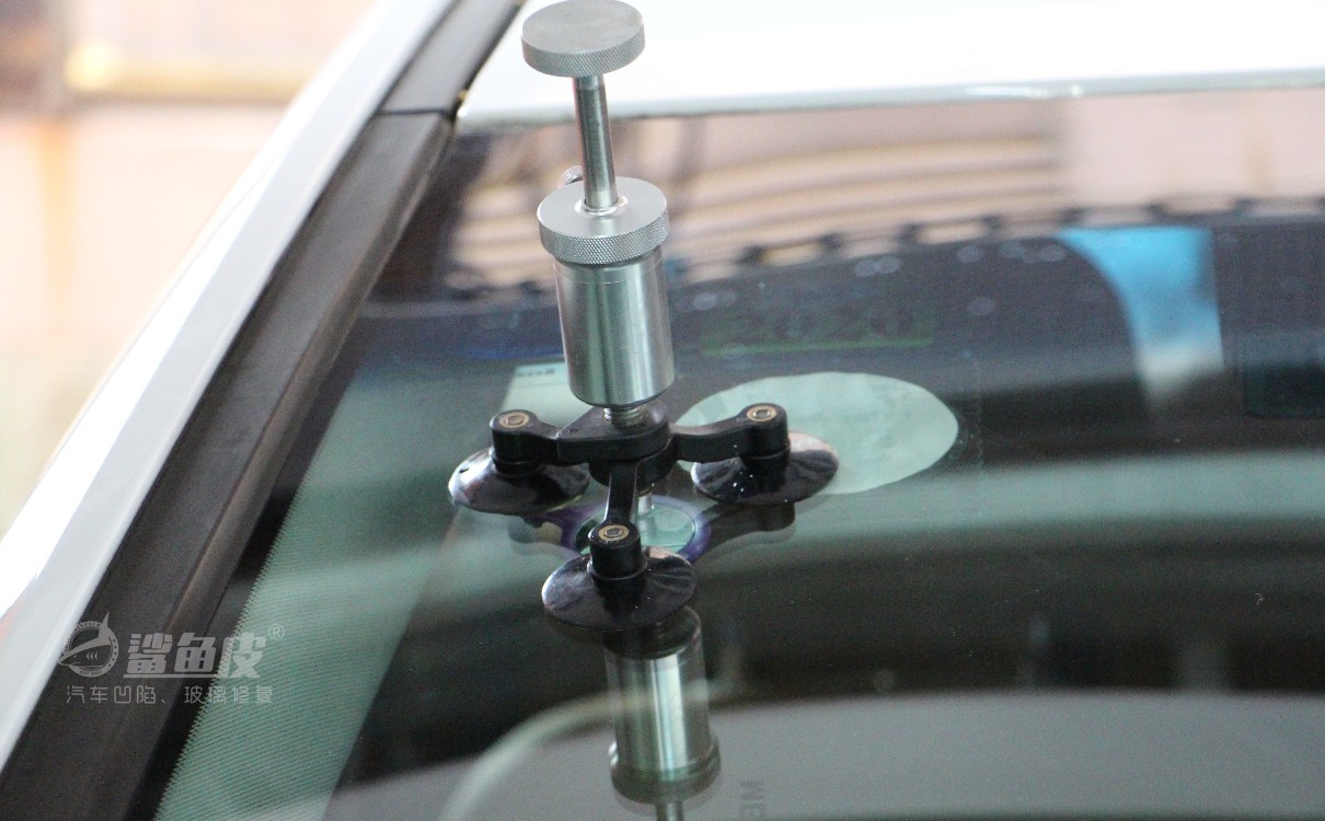 4s店挡风玻璃裂纹修复价格,汽车前挡风玻璃内层裂纹怎么修复