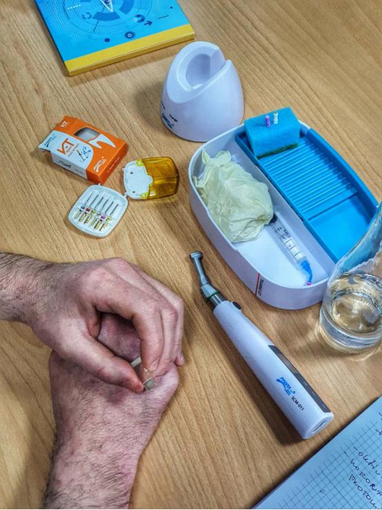 什么条件可以学习牙科医生,牙医种牙要有什么资格证