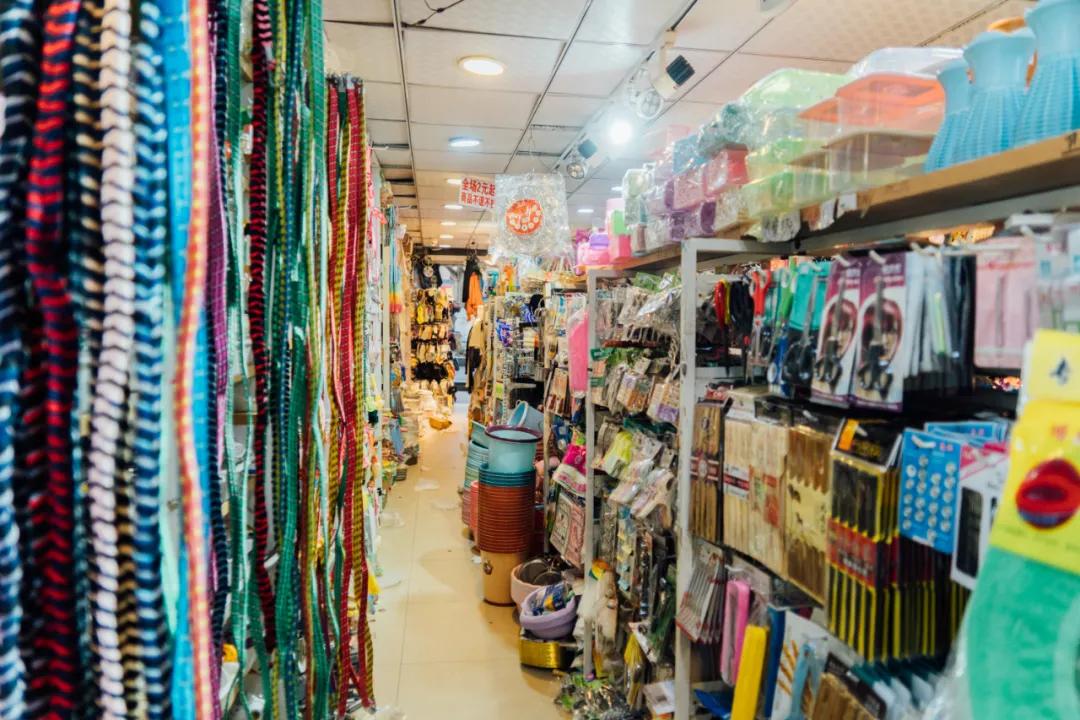 活着的两元店，2块钱能买啥？