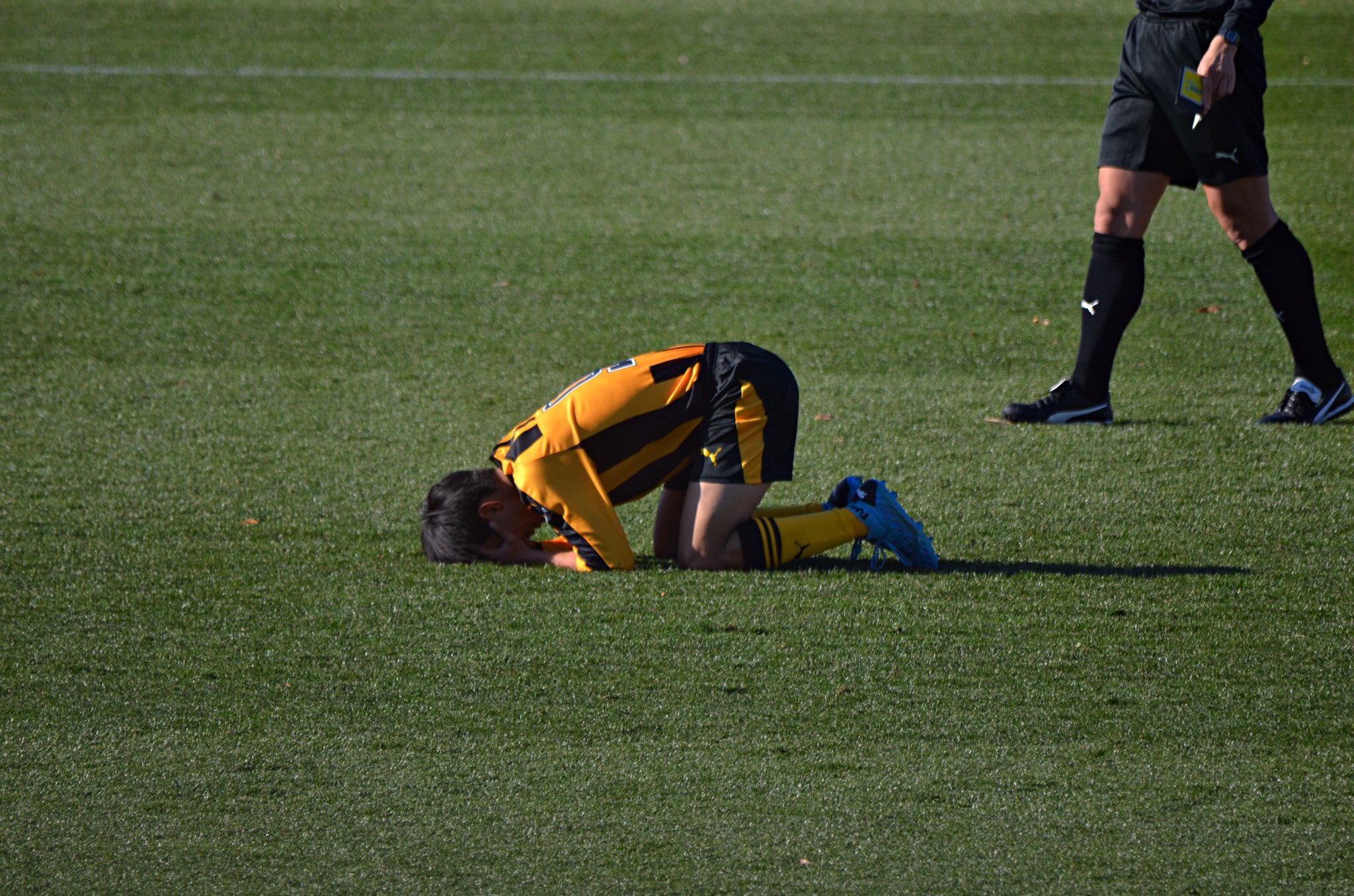 前日本高中冠军,在全国大赛首轮爆冷出局,国脚校友在现场观战