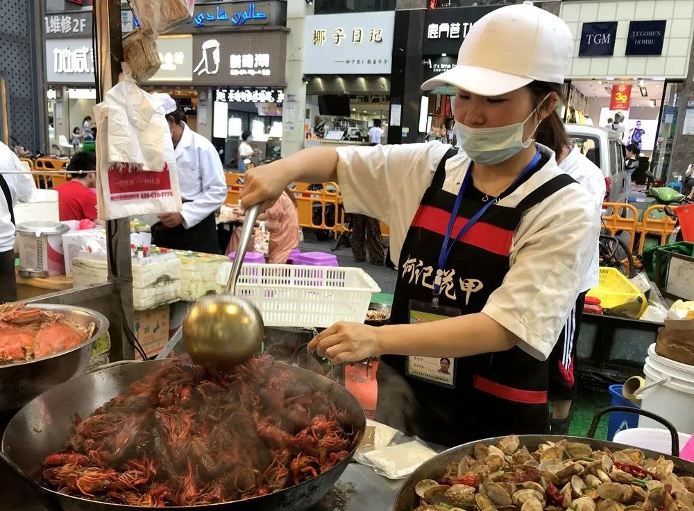 义乌国际商贸城一区生意火爆，地摊经济果然厉害