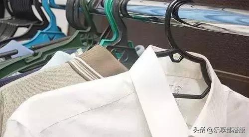 红色羽绒服衣服发霉怎么洗掉霉斑,过冬的衣服拿出来发霉了怎么处理