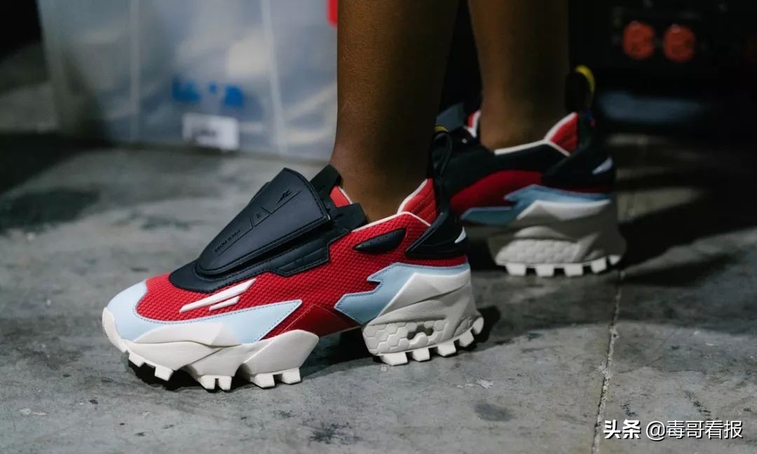 reebok什么意思啊,为什么reebok两个标志