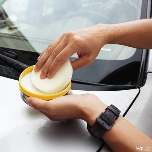 汽车玻璃贴痕怎么清理,汽车玻璃上的年检贴胶怎么清除