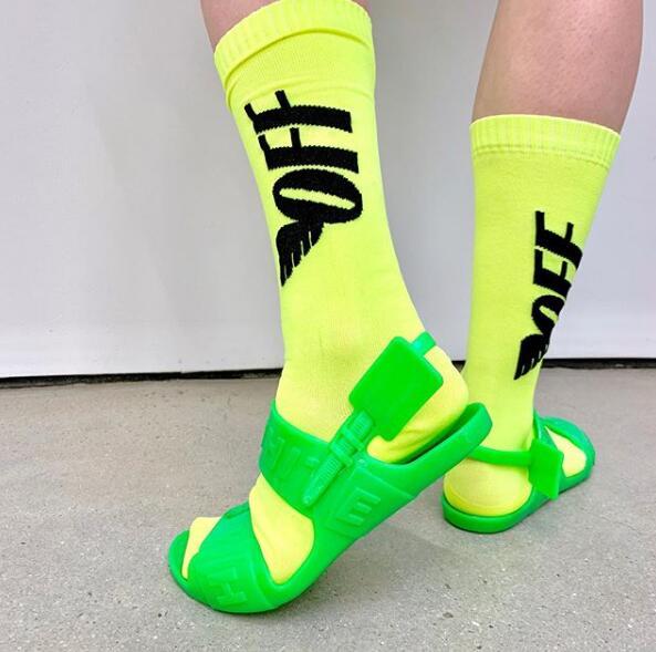 拖鞋才是夏日街头最靓的仔,时代少年团穿拖鞋要不要穿袜子