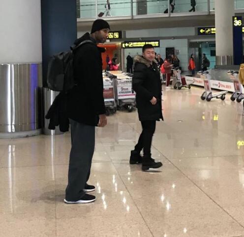 好汉邓肯登上了长城，天太冷终于穿上了羽绒服，还是中国潮牌