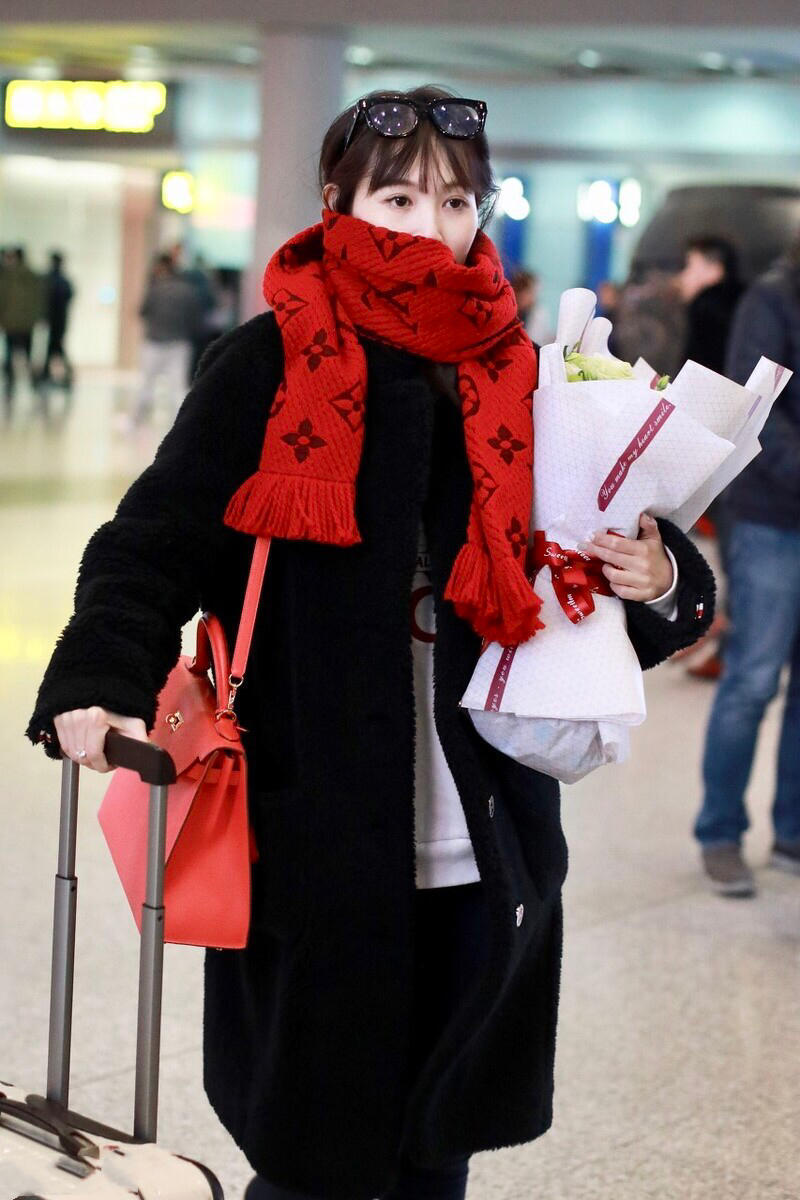 马蓉lv,马蓉现身机场穿的黑大衣红围巾