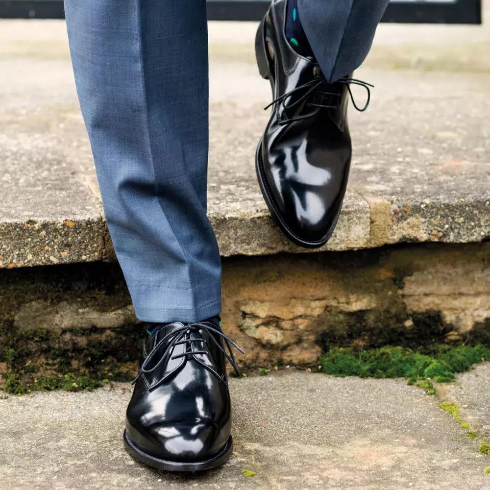 脚大不穿尖头皮鞋,脚大不怕鞋松