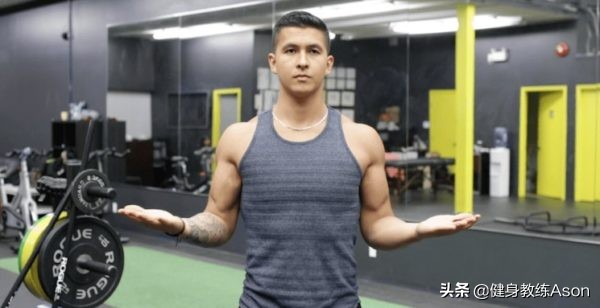 杠铃卧推右肩膀痛恢复后使不上劲,杠铃卧推肩膀容易酸得不行