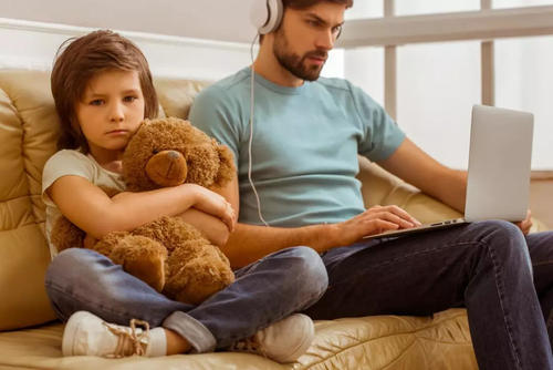 孩子痴迷游戏不听劝怎么办,孩子沉迷游戏不让他上学正确吗