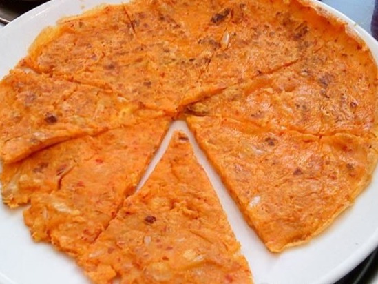 妻子拿着菜谱做饭,媳妇拿手美食