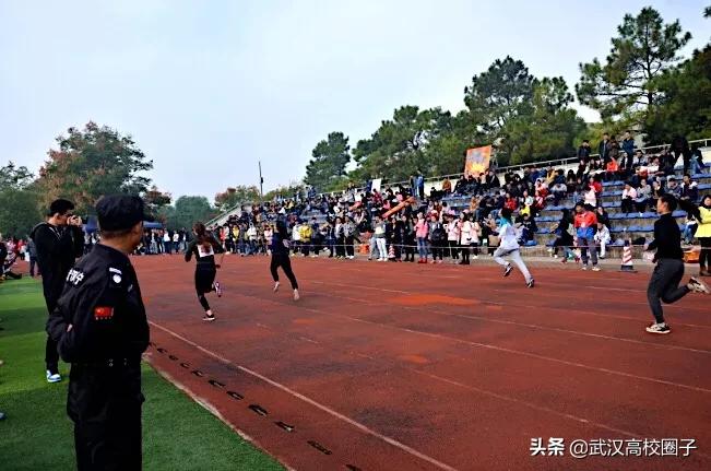 全武汉只有这所大学校门上跑火车，以前嫌弃现在却又舍不得