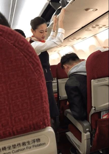 男子飞机上遇到奇葩空姐,男子在飞机上戏弄空姐