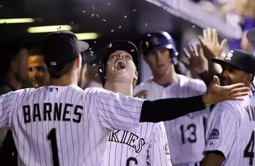 老外开始学中国人嗑瓜子了,老外开始学中国话