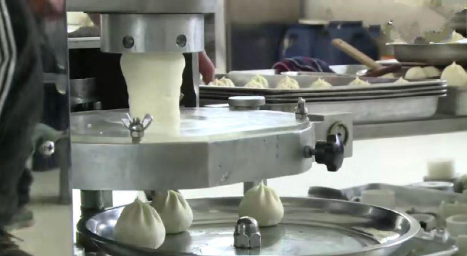 牛人发明自动包子机，连面点师傅都要下岗了