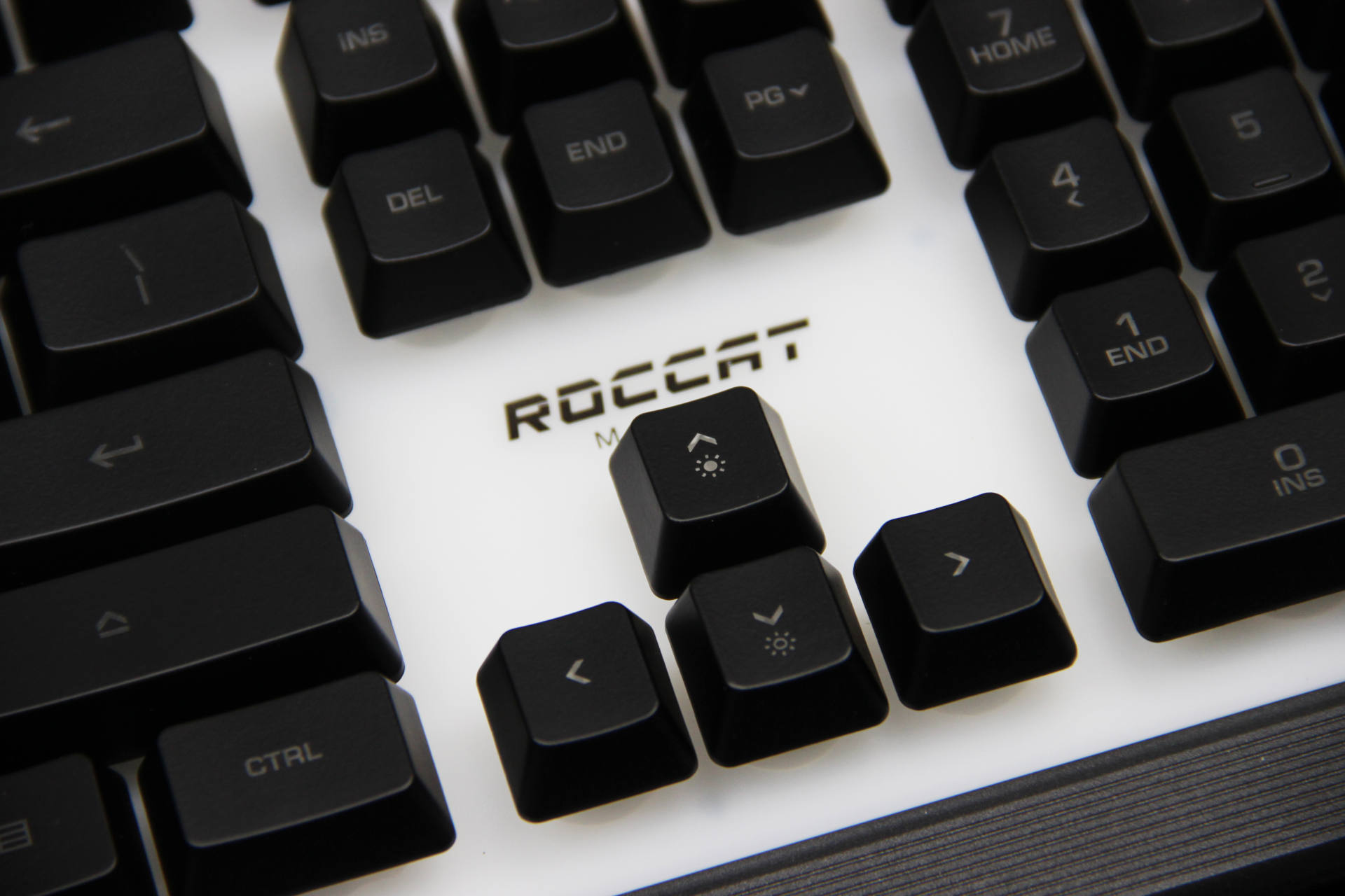 rgb键盘会出现个别不亮吗,rgb键盘有一个灯不一样怎么办