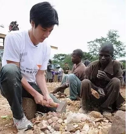 三娃奶爸王力宏，年入4.6亿，却一件衣服穿10年，钱都去哪了？