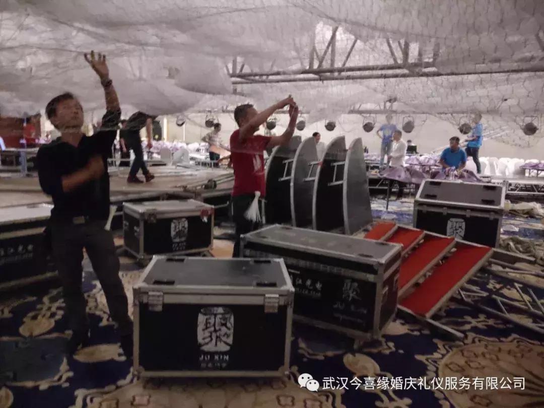 法式白绿色草坪婚礼布置,白绿色系婚礼调色教程