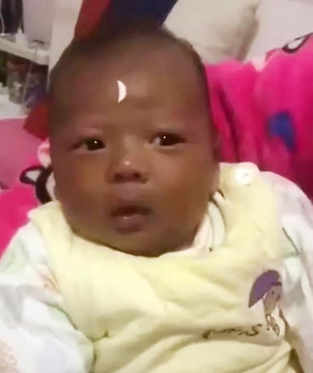 国产宝宝皮肤黑成“碳”，爸爸恶搞贴月牙，网友直呼：包大人