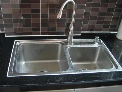 厨房玻璃胶发霉发黄变黑清洁剂,厨房的玻璃胶发黄