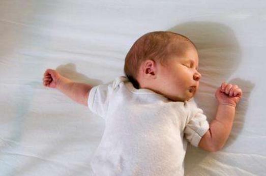 新生儿日夜颠倒睡觉土办法,宝妈如何纠正宝宝昼夜颠倒的睡眠