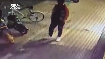男子当街踢死小猫后续上海,小猫被小男孩虐待暴打