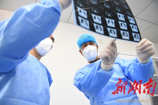 关键时刻冲上去危难关头豁出来,关键时刻豁得出去危难时刻顶得上