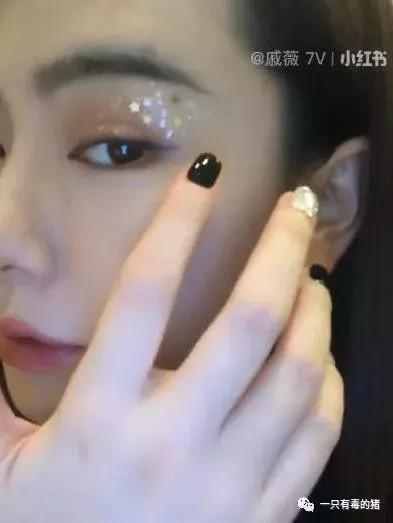 到底是什么神仙眼影盘，能让戚薇用到铁皮