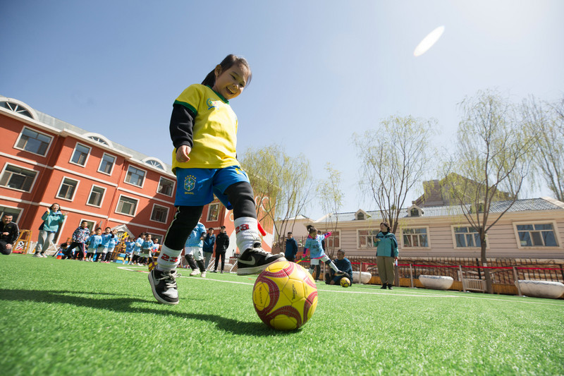幼儿园青训足球游戏,团队协作足球游戏幼儿园