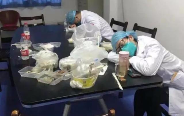 八小时不换卫生巾血和尿混一起的女孩，我们欠她们一个“情人节”