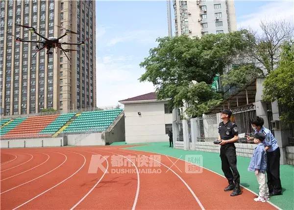 “我想当警察”，他眼睛亮亮的，我们却看哭了......