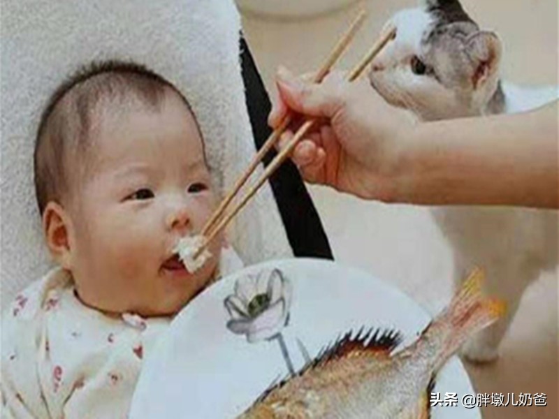 小女孩喉咙卡鱼刺,宝妈卡鱼刺