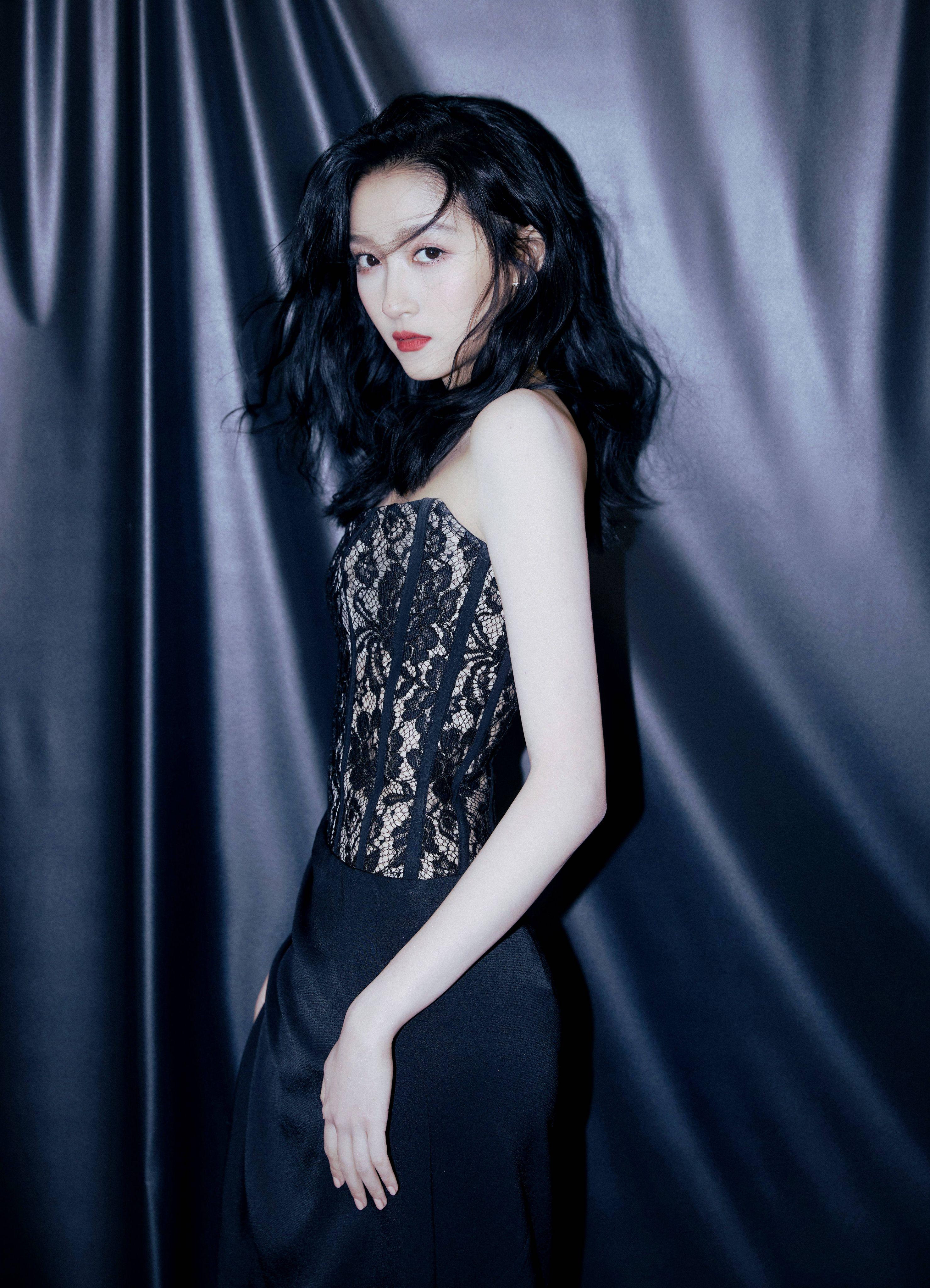 关晓彤一袭黑色长裙造型,关晓彤黑色复古长裙造型