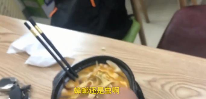 “好歹把碗换一下吧！”砂锅吃出蟑螂，重做后竟端出同一个碗