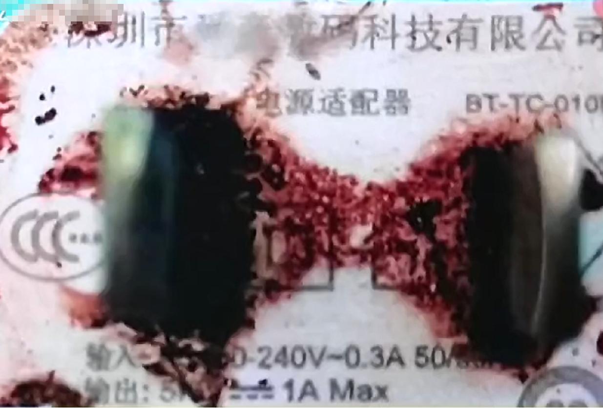 小伙充电器爆炸致眼睛失明,男子半夜睡觉充电器爆炸