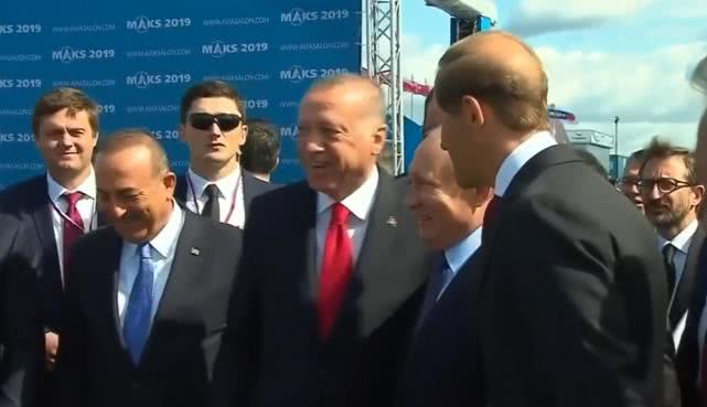 普京和土耳其埃尔多安看航展,普京参观俄新隐身战机