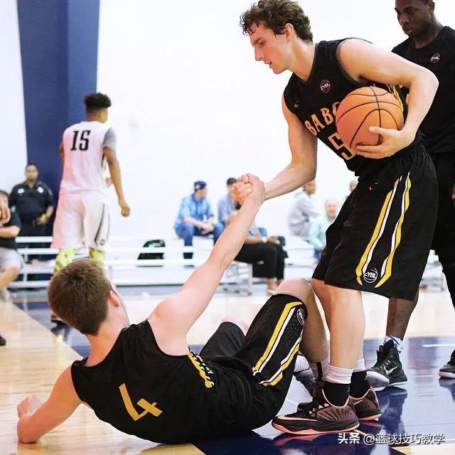 禁赛两年！直接踩踏对手“裆部”啊，这动作也太狠了