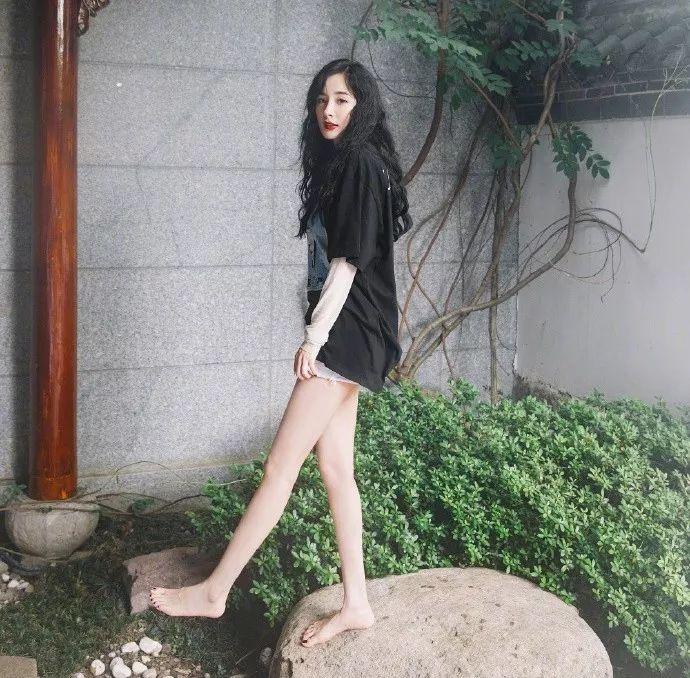 9日时尚精选：机场LOOK必穿？上脚YEEZY最多的女明星！幂姐对椰子是真爱了