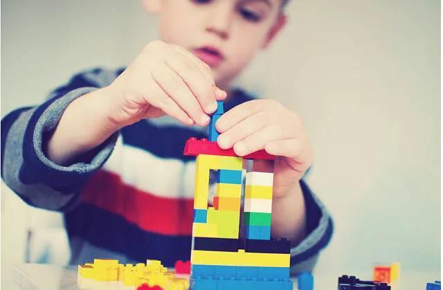 小孩喜欢咬东西异食癖是什么原因,孩子爱咬衣服