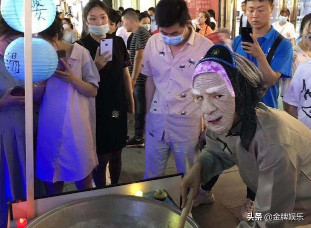 饰演孟婆的男网红,一个男网红扮演孟婆