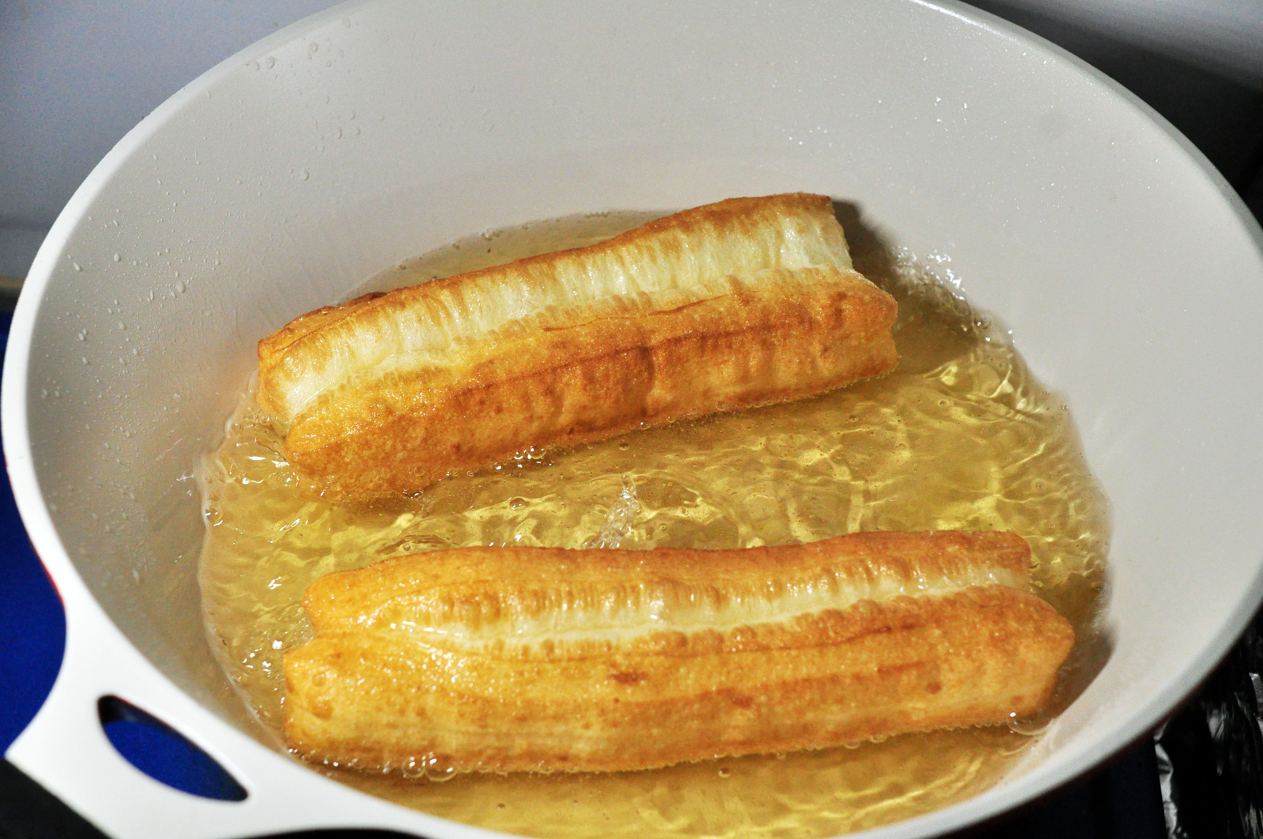 只需两步教你炸出酥脆好吃的油条,在家做一个油炸酥脆的油条