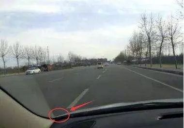 开车老压线怎么办？用这个方法，盯着这两点让你不压线