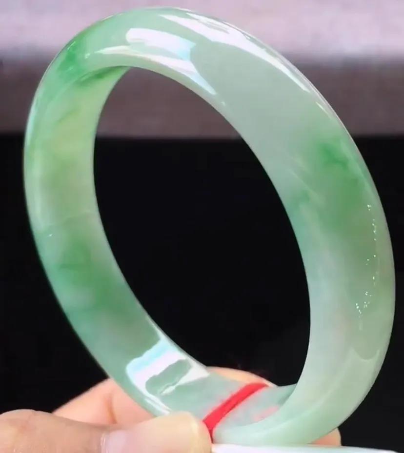 翡翠手镯的颜色怎么区分贵和便宜,戴一点阳绿翡翠手镯贵不