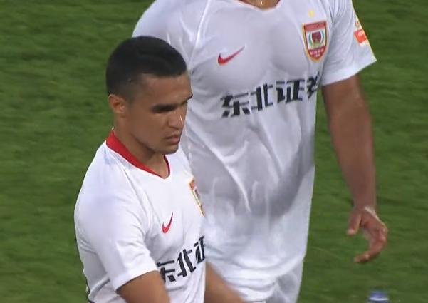 伟大的2-1!中超升班马爆发,裁判给点球引争议,板着脸解释