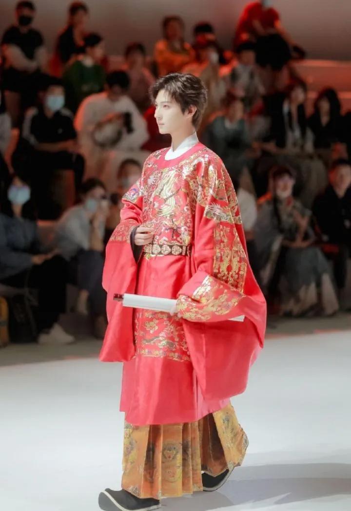 古驰推出售价1.49万元人民币一条的男士连衣裙，你得看看