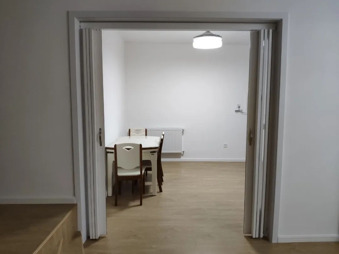 卫生间太小马桶放到哪里合适,卫生间折叠门两面推