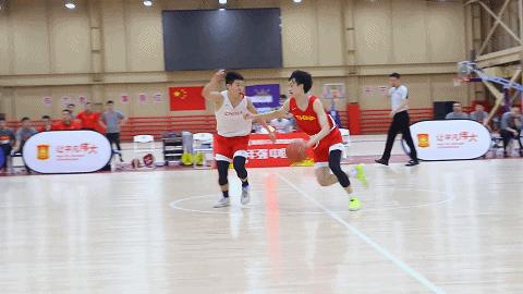 2米14+2米15，深圳体校出来的南北第一中锋，学界的BUG
